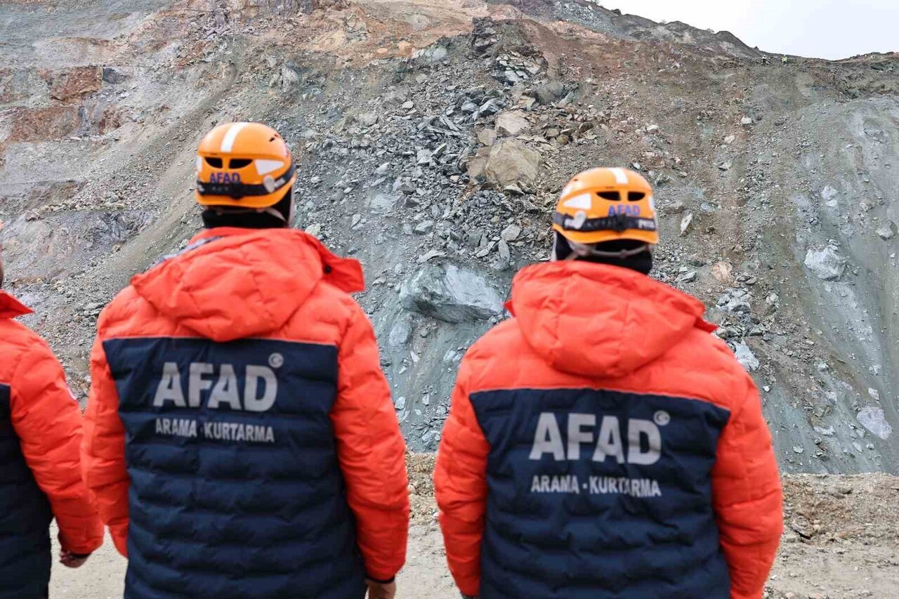 SİVAS'IN DİVRİĞİ İLÇESİNDEKİ DEMİR MADENİNDE MEYDANA GELEN GÖÇÜKTE TOPRAK ALTINDA KALAN ŞANTİYE...