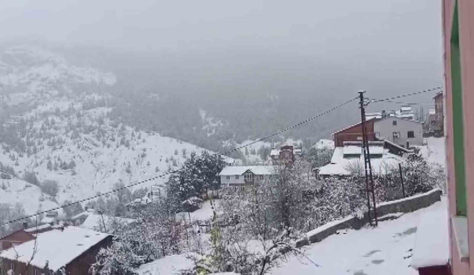 SİVAS'IN YÜKSEK KESİMLERİNDE KAR YAĞIŞI ETKİLİ OLURKEN, KOYULHİSAR'DA SABAH SAATLERİNDE...