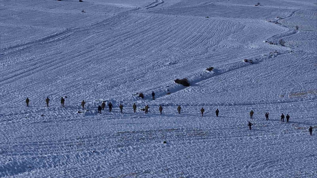 SİVAS'TA YAŞAYAN VE KÖYÜNDEKİ EVİNE GİDERKEN YOĞUN KARDA YOLUNU KAYBEDEREK KAYBOLDUĞU DÜŞÜNÜLEN 72...
