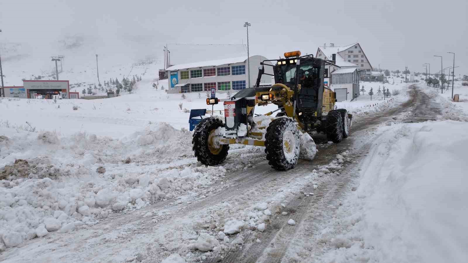 SİVAS'TA YOĞUN KAR YAĞIŞI NEDENİYLE 46 YERLEŞİM YERİNİN YOLU KAPANDI.  (ARŞİV)