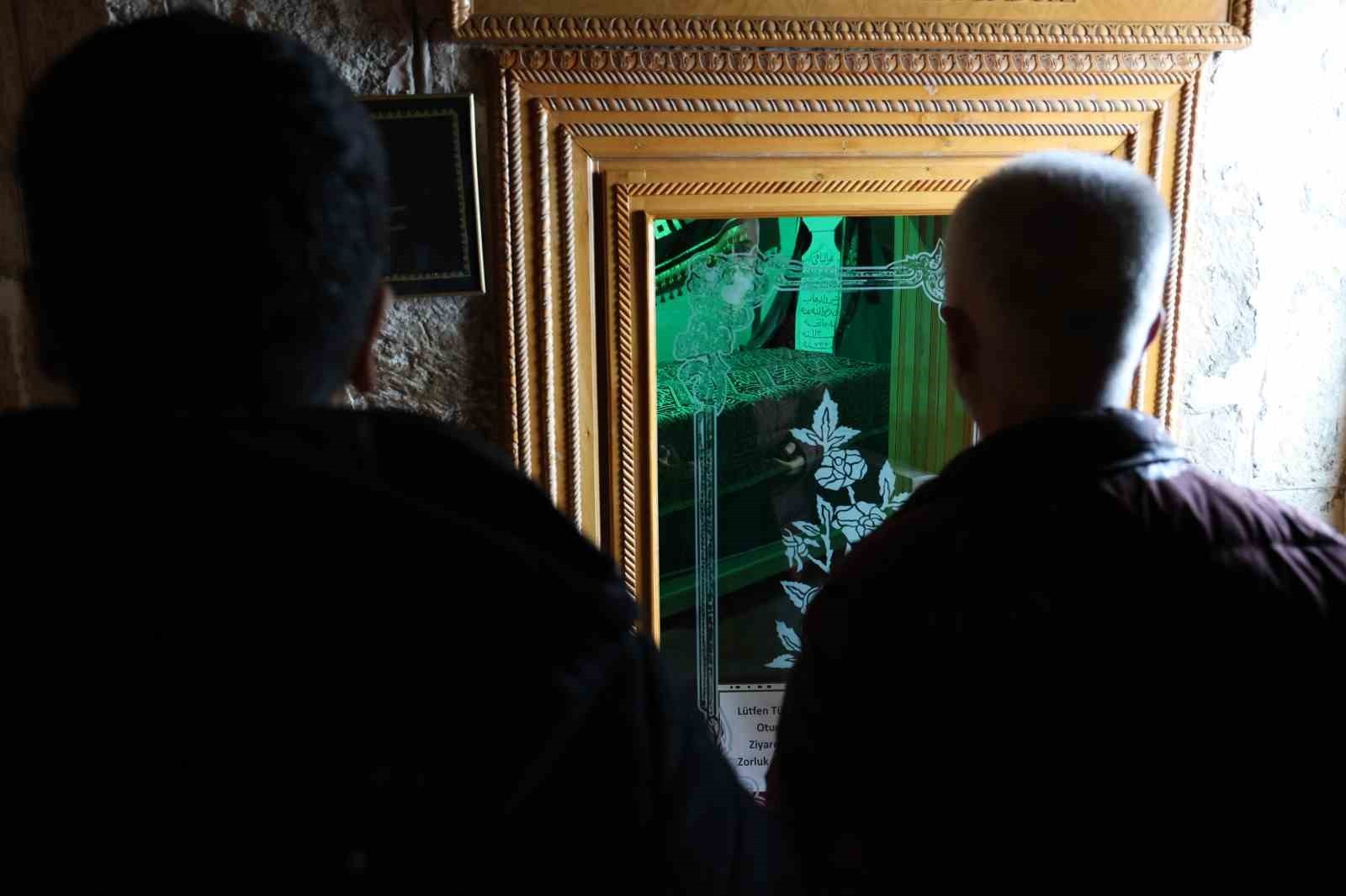 SİVAS'TA YUKARI TEKKE MEZARLIĞI'NDA TAM UÇURUMUN KIYISINDA BULUNAN ABDULVAHABİ GAZİ HAZRETLERİ'NİN...