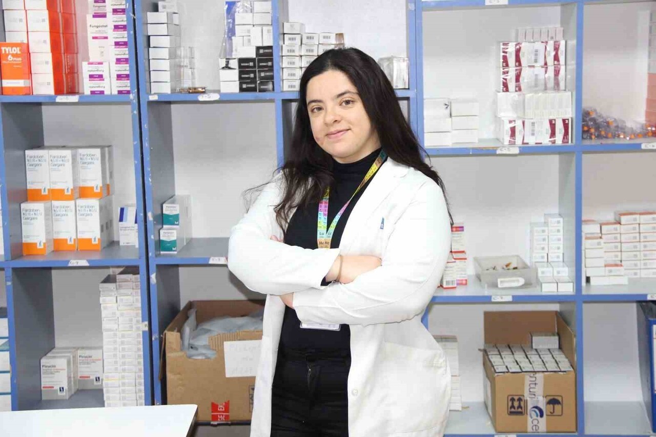 SİVAS DEVLET HASTANESİ ECZACILARINDAN MAKBULE MİNE ÖZYAZICI, YANLIŞ ANTİBİYOTİK KULLANIMININ...