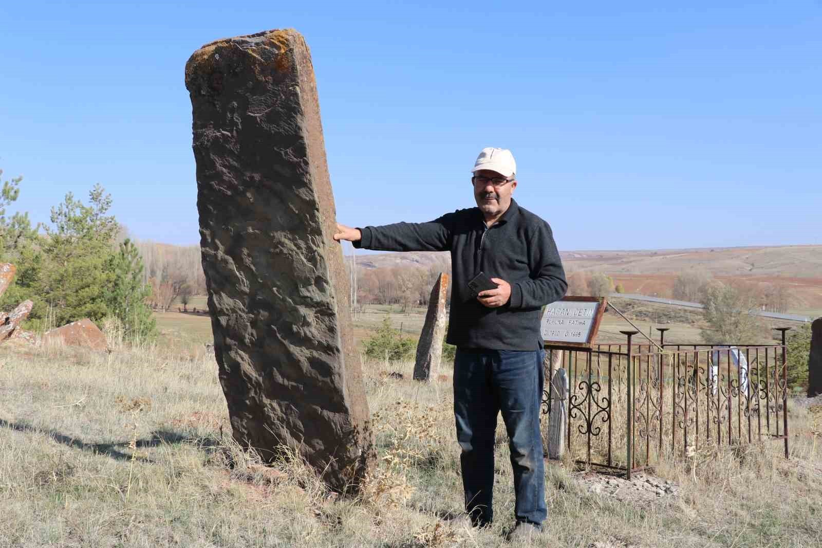 SİVAS’IN KARAYÜN KÖYÜNDE YER ALAN 4 ASIRLIK MEZARLIK, ORHUN KİTABELERİNİ ANDIRAN DEVASA MEZAR...