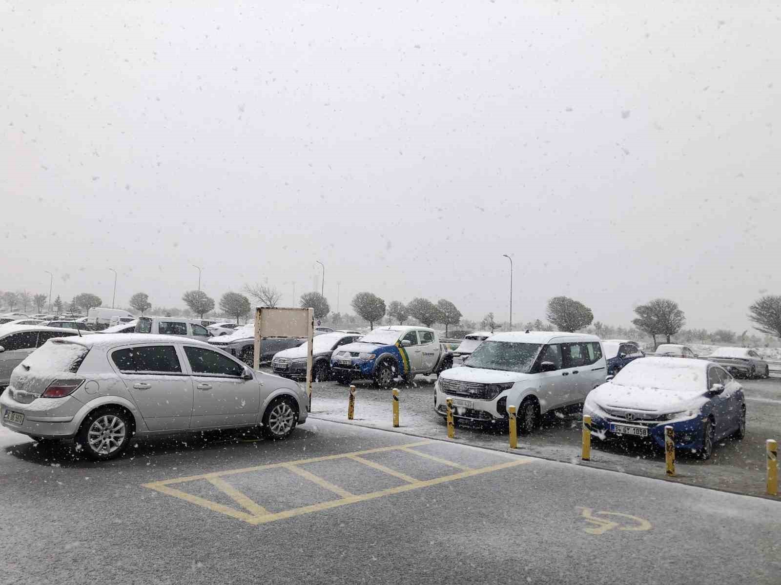 SİVAS’TA AKŞAM SAATLERİNDE ETKİLİ SAĞANAK YAĞIŞ SABAH SAATLERİNDE TARİHİ KENT MERKEZİN YERİNİ KAR...