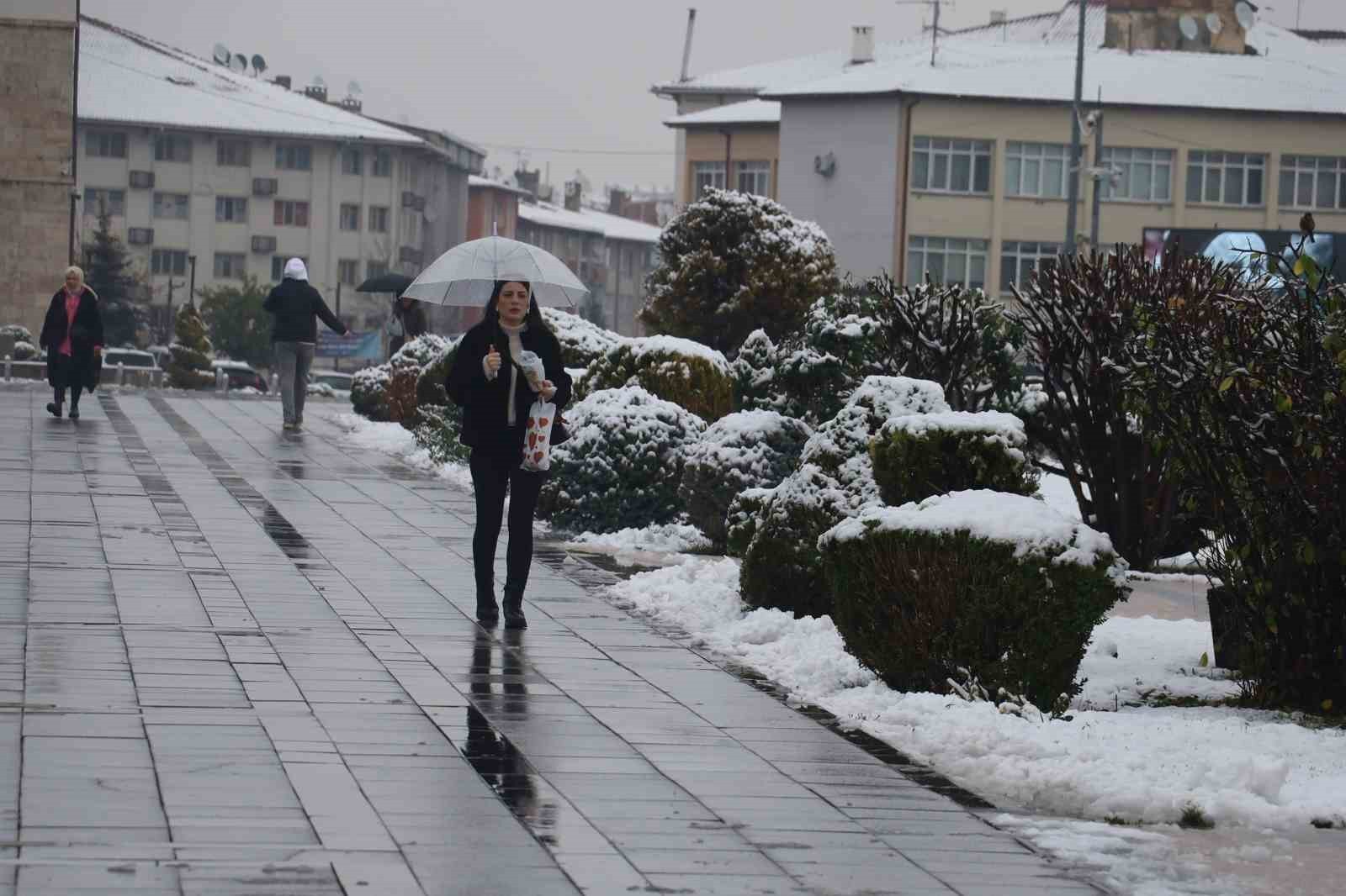 SİVAS’TA DÜN SABAH SAATLERİNDE BAŞLAYAN KAR, GECE SAATLERİNDE DE ETKİSİNİ ARTIRARAK DEVAM EDİNCE...