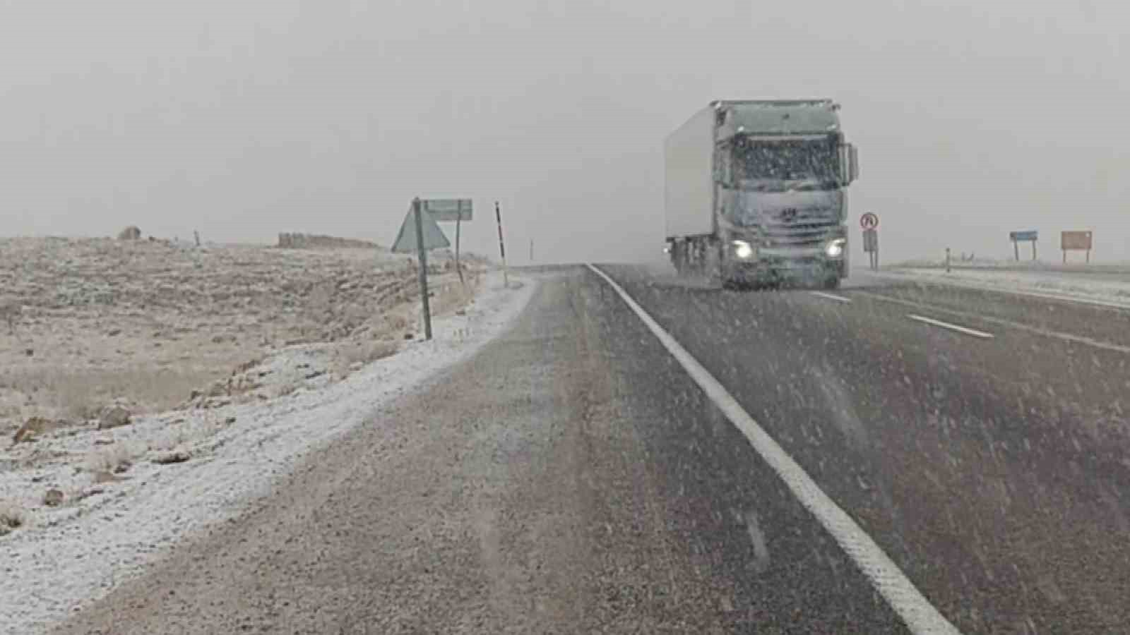 SİVAS’TA GÜN BOYUNCA ARALIKLARLA YAĞAN KAR, ULAŞIMDA AKSAMALARA DA NEDEN OLDU. GÜRÜN İLÇESİNDEKİ...