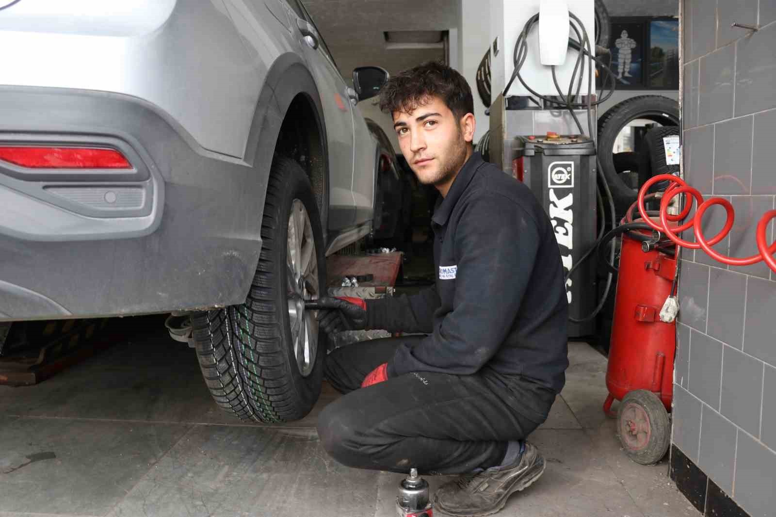 SİVAS’TA HAVA SICAKLIKLARININ DÜŞMESİYLE BİRLİKTE LASTİKÇİLERDE YOĞUNLUK YAŞANMAYA BAŞLADI....