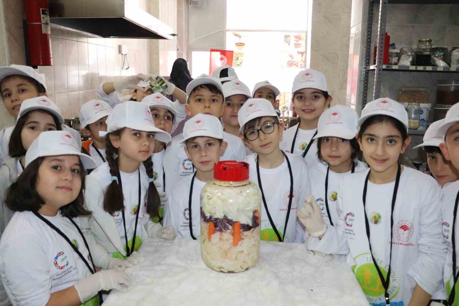 SİVAS’TA İLKOKUL ÖĞRENCİLERİ "LİDER ÇOCUK TARIM KAMPI PROGRAMI" KAPSAMINDA TARHANA PAKETLEYİP...