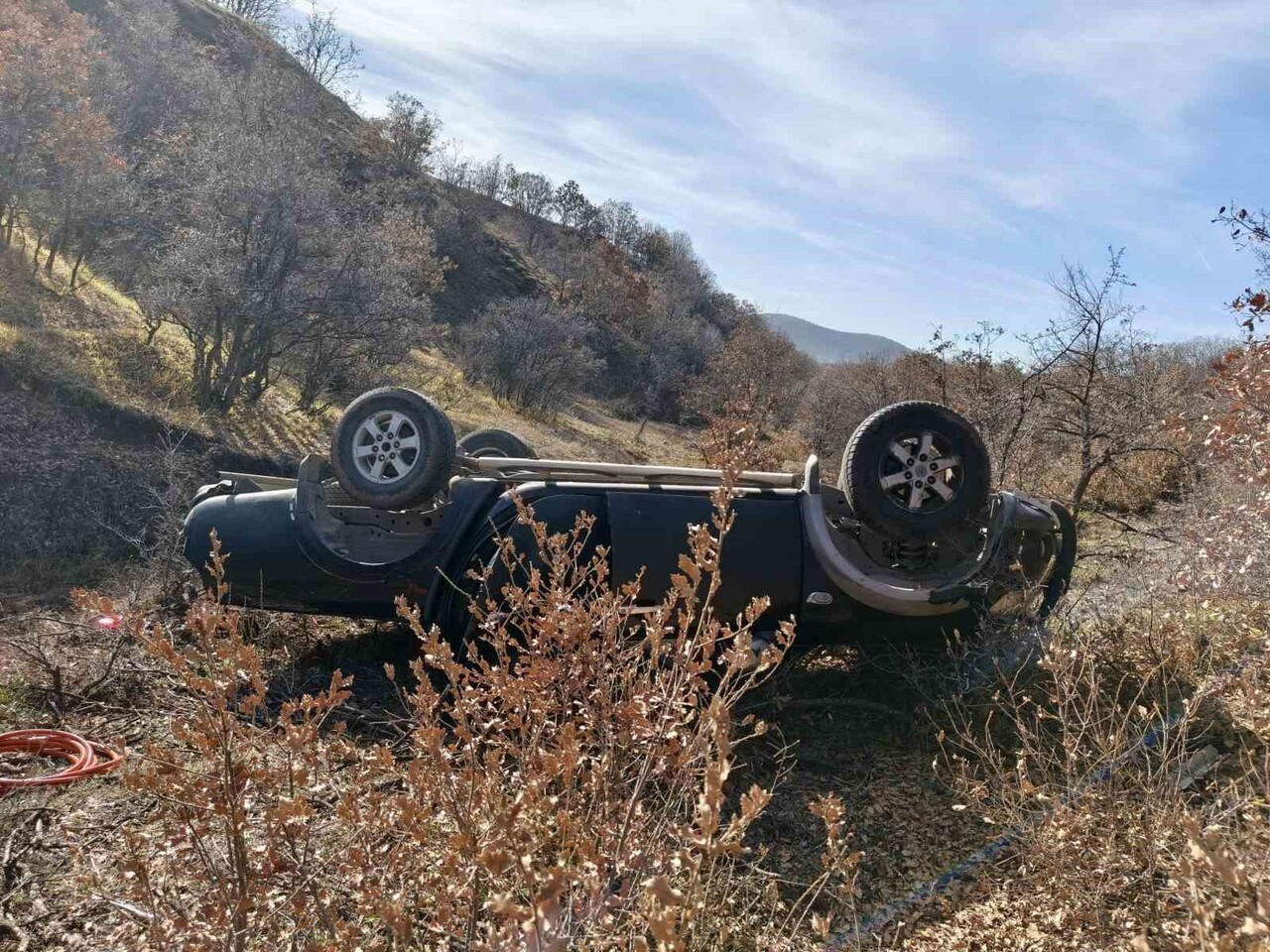 SİVAS’TA KENDİSİNDEN HABER ALINAMAYAN ÖĞRETMENİN ARACI, DERE KENARINDA BULUNDU. KAZA YAPAN...
