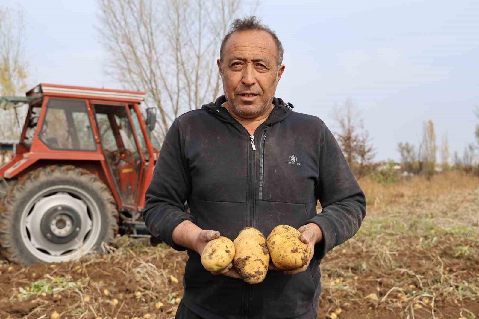 SİVAS’TA YAŞAYAN VE 30 YILDIR ÇİFTÇİLİK YAPAN MUSTAFA KOÇ, “SİVAS’TA PATATES HASADI 9’UNCU AYIN...