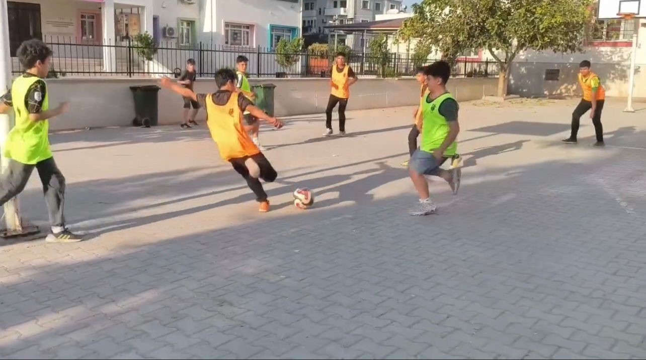 SOKAK ARASINDA TAŞ KALEYLE TRANSFER DUYURUSU GÜLÜMSETTİ