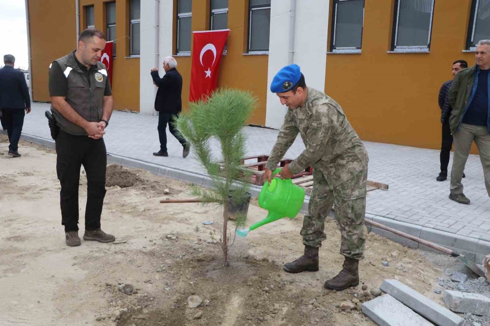 SÖKE'DE FİDANLAR TOPRAKLA BULUŞTU