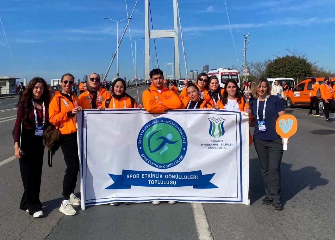 SUBÜ SPOR ETKİNLİK GÖNÜLLÜLERİ TOPLULUĞU ÜYESİ ÖĞRENCİLER, 47’NCİ İSTANBUL MARATONU’NDA GÖNÜLLÜ...