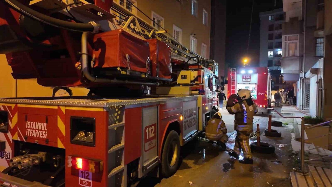 SULTANBEYLİ’DE AHŞAP BİNANIN 2. KATINDA ÇIKAN YANGIN, İTFAİYE EKİPLERİNİN HIZLI MÜDAHALESİYLE...