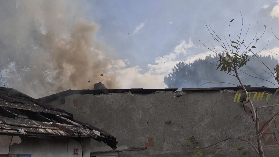 SULTANGAZİ'DE BİR GECEKONDUDA HENÜZ BİLİNMEYEN NEDENLE ÇIKAN YANGIN, İTFAİYE EKİPLERİNİN UZUN...