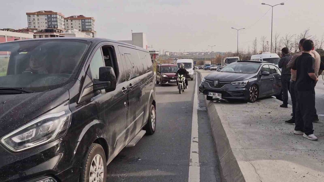 SULTANGAZİ'DE KAMYONUN SIKIŞTIRDIĞI OTOMOBİL REFÜJE ÇIKTI
