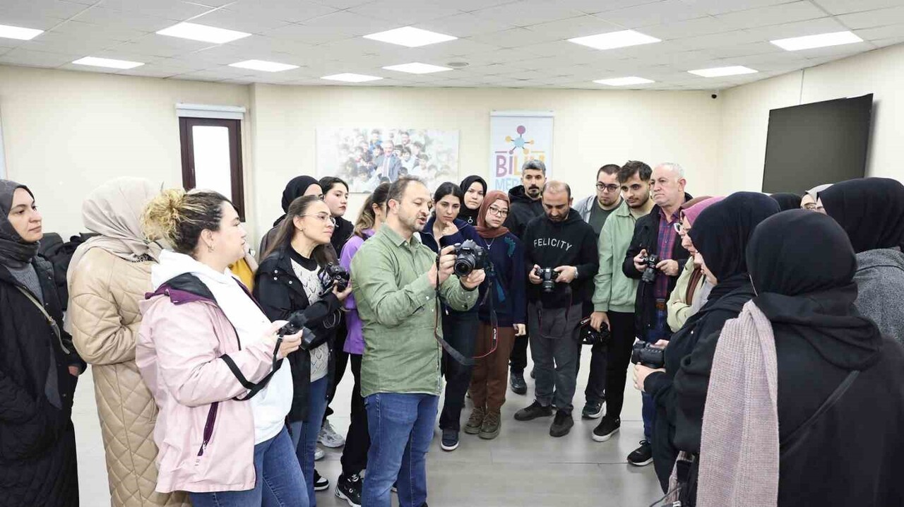 SULTANGAZİ BELEDİYESİ SANAT AKADEMİSİ’NİN AÇTIĞI FOTOĞRAFÇILIK AKADEMİSİ’NE HOBİSİNİ MESLEĞE...