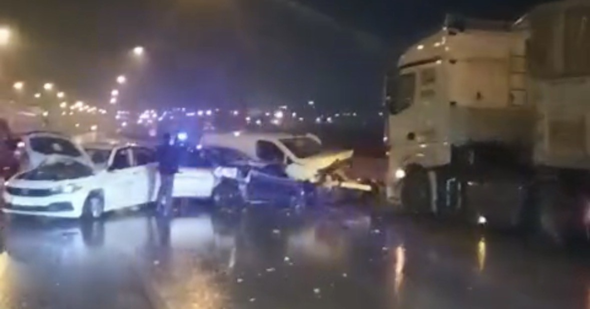 TAG OTOYOLU’NDA 12 ARACIN KARIŞTIĞI ZİNCİRLEME KAZA: 2’Sİ AĞIR 13 YARALI