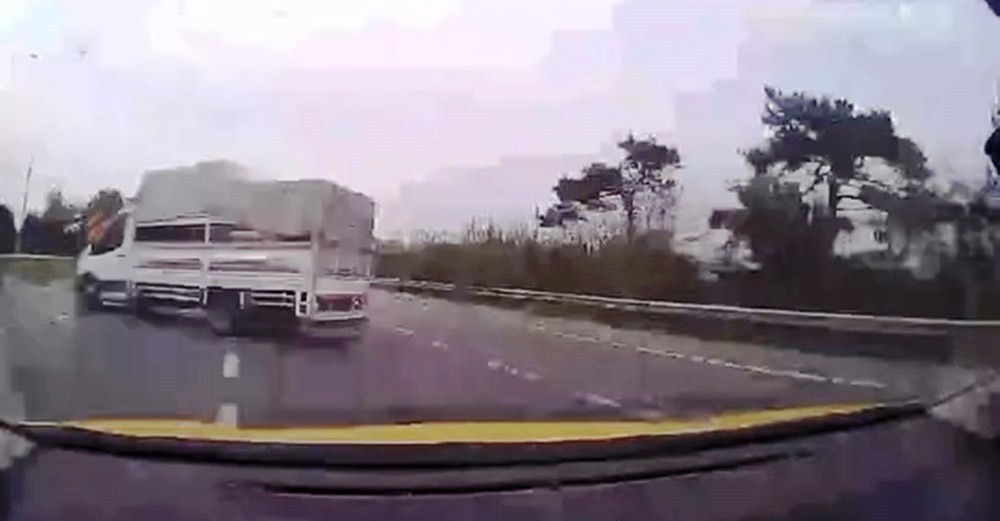 TAKSİ ŞOFÖRÜ 6 KİŞİNİN CANINI USTACA MANEVRAYLA KURTARDI, O ANLAR KAMERAYA YANSIDI