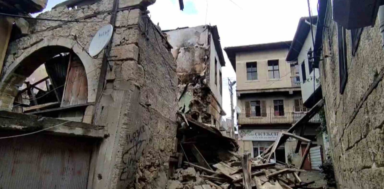 TARSUS'TA DAHA ÖNCEDEN YANAN ESKİ BİNA ÇÖKTÜ