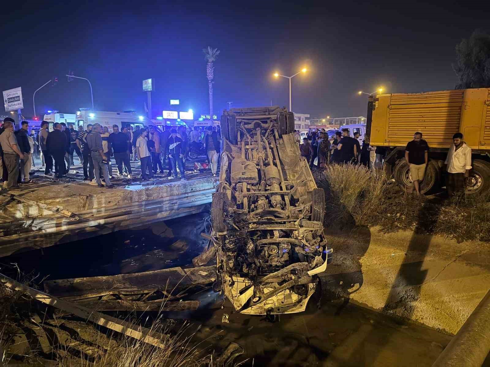 TARSUS'TA MİNİBÜS İLE OTOMOBİL ÇARPIŞTIĞI KAZA ANI ARAÇ İÇİ KAMERASINA YANSIDI