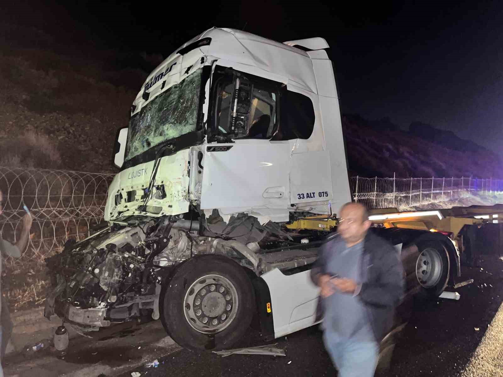TARSUS’TA OTOYOLDA MEYDANA GELEN KAZADA TIR SÜRÜCÜSÜ YARALANDI