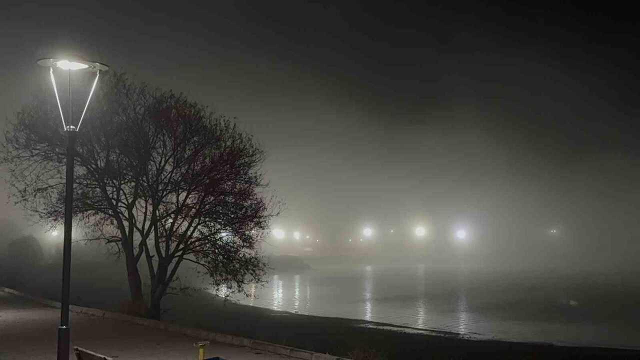 TATVAN’DA YOĞUN SİS AKŞAM SAATLERİNDE ETKİSİNİ GÖSTERDİ