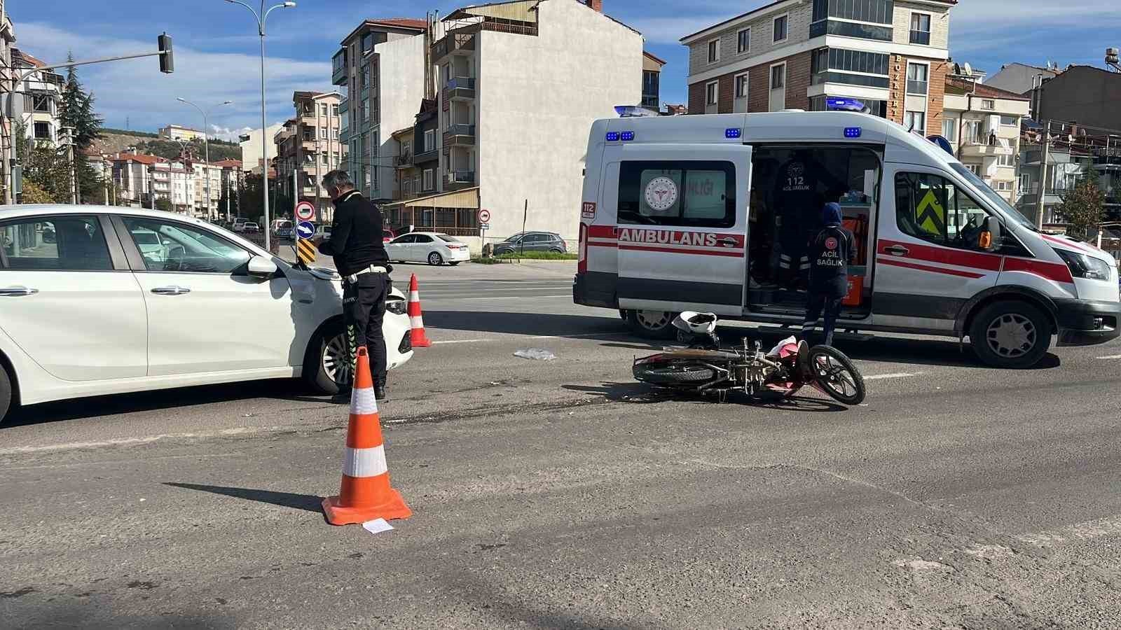 TAVŞANLI’DA OTOMOBİL İLE MOTOSİKLET ÇARPIŞTI: 2 YARALI
