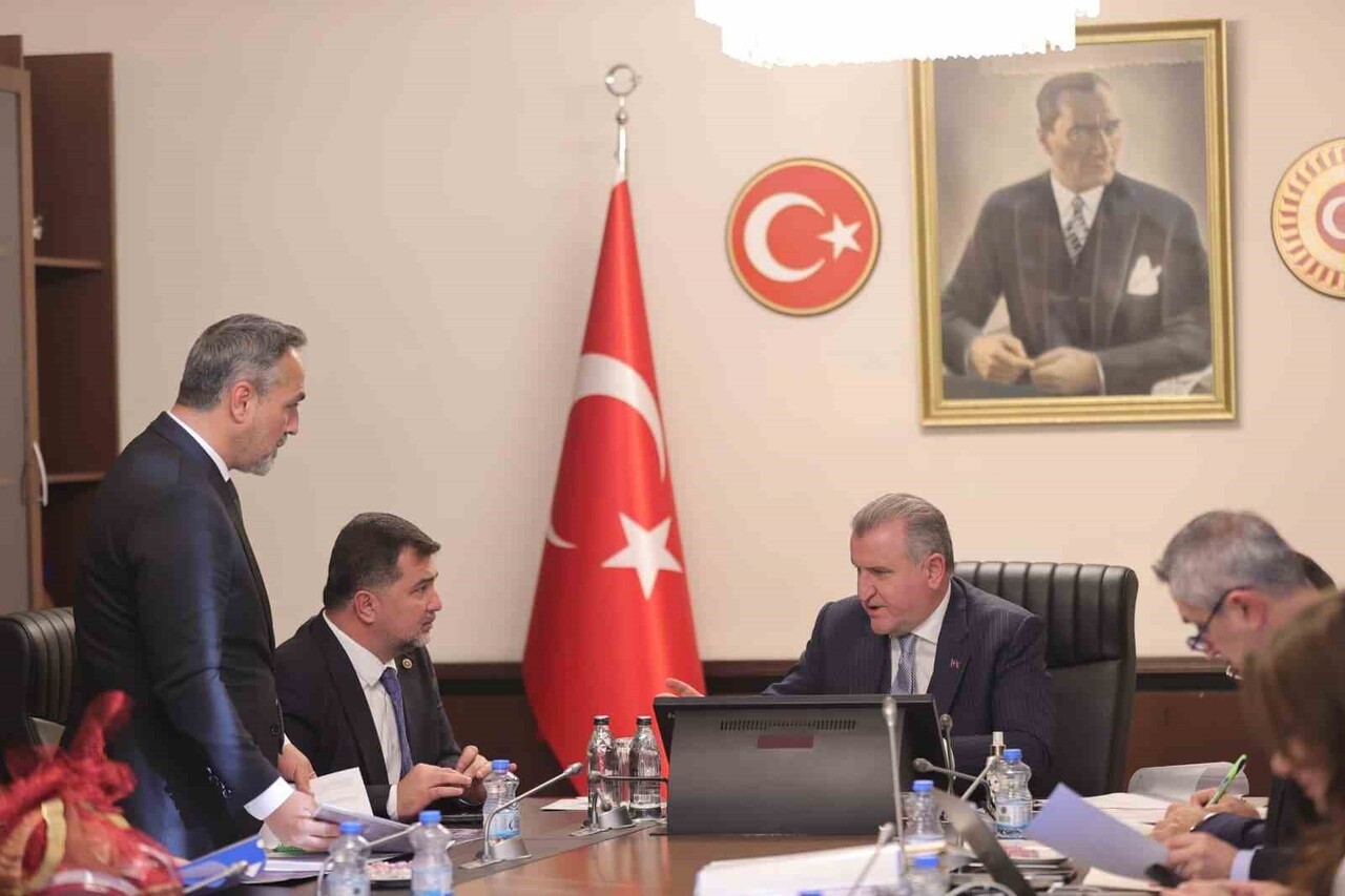 TBMM’DE NÖBETÇİ OLAN GENÇLİK VE SPOR BAKANI OSMAN AŞKIN BAK’I ZİYARET EDEN MİLLETVEKİLİ ÖZTÜRK’E...