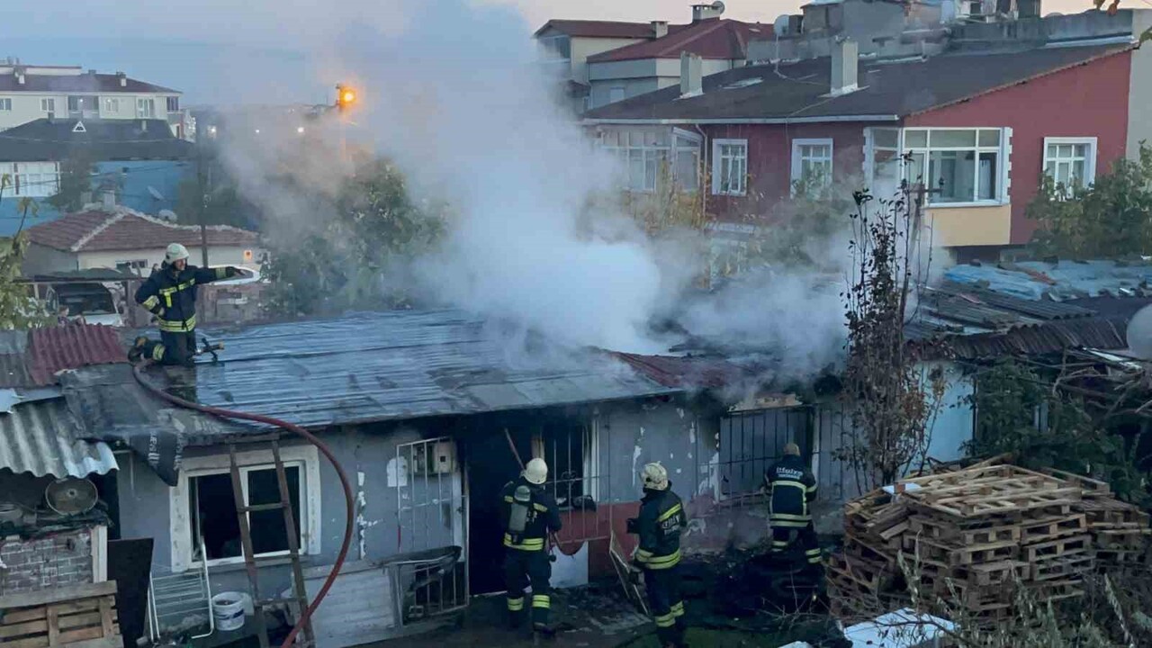 TEKİRDAĞ'DA GECEKONDU ALEV TOPUNA DÖNDÜ