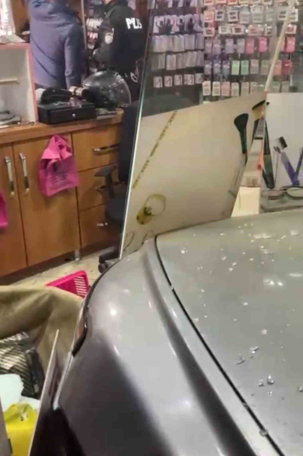 TEKİRDAĞ'DA OTOMOBİL DÜKKANA GİRDİ: FREN YERİNE GAZA BASTI