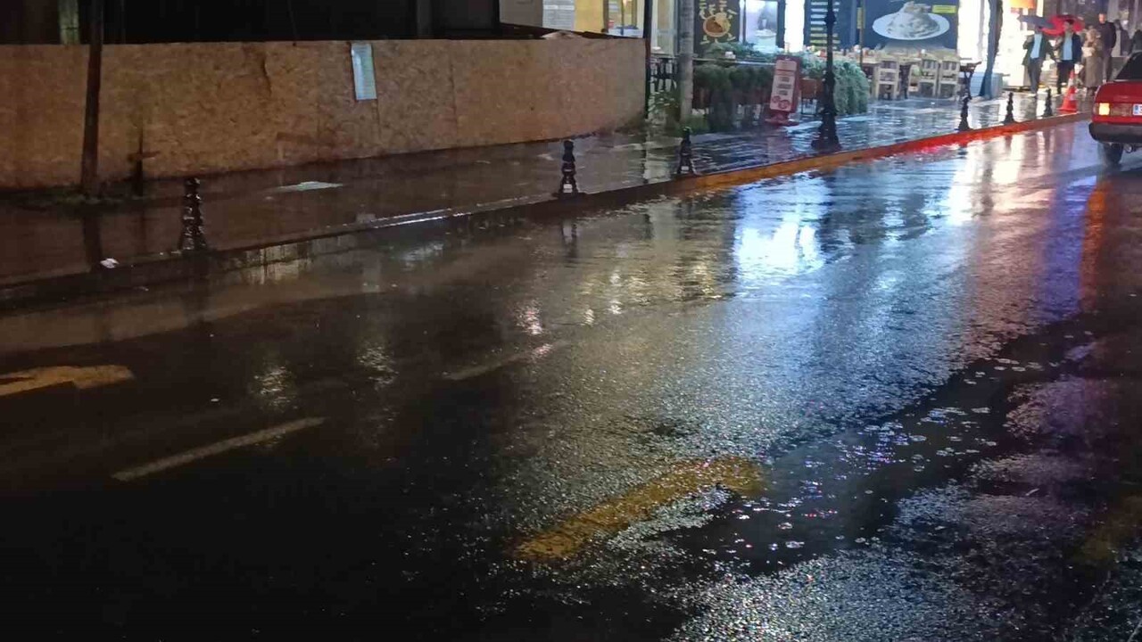 TEKİRDAĞ'DA SAĞANAK YAĞIŞ ETKİLİ OLDU