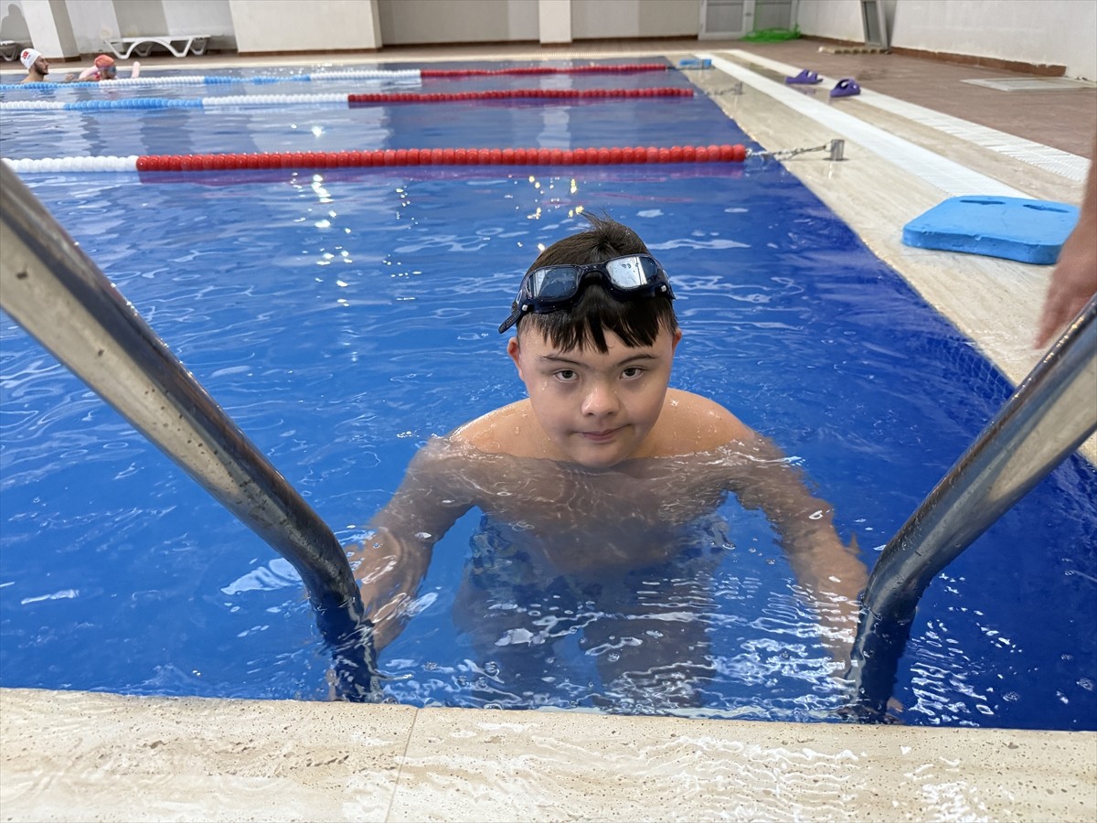 Tekirdağ'da yaşayan down sendromlu 13 yaşındaki Kayra Karabulut, 6 yıl önce başladığı yüzme...