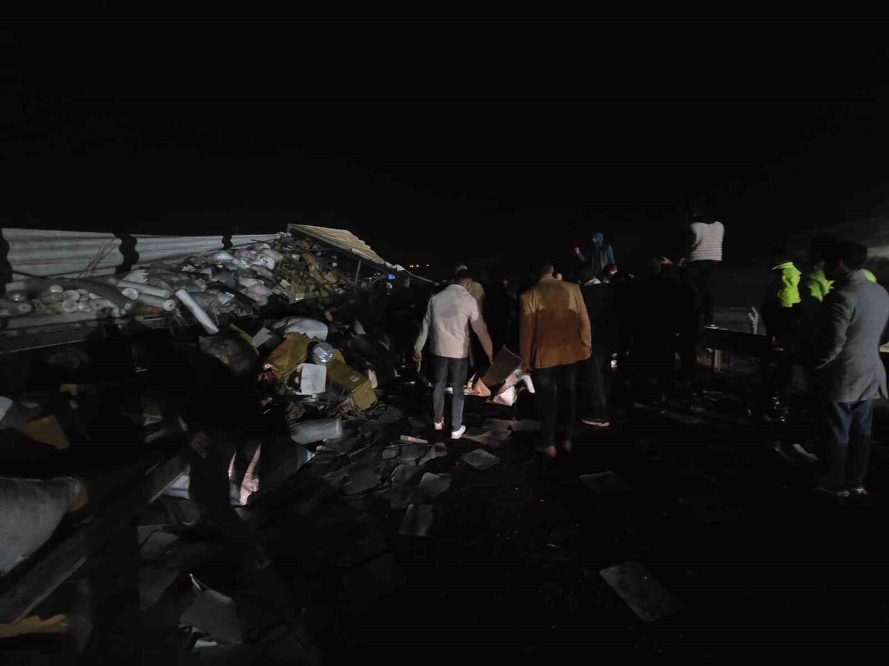 TEKSTİL MALZEMESİ YÜKLÜ TIR DEVRİLDİ: YOL TRAFİĞE KAPANDI