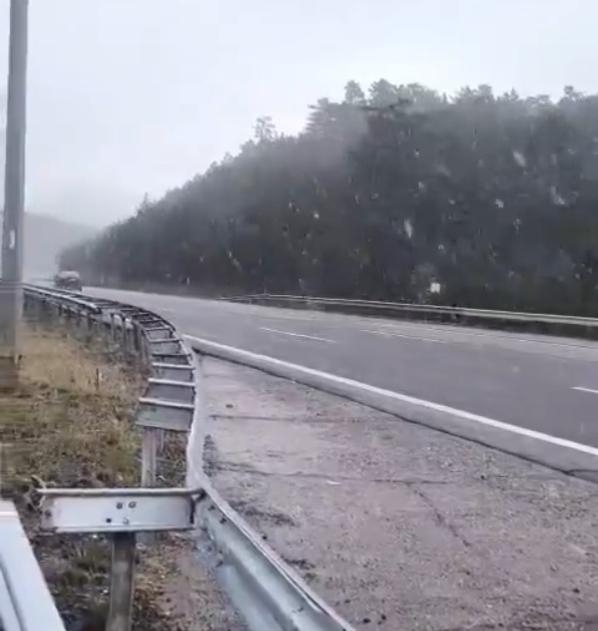 TEM OTOYOLU’NUN BOLU GEÇİŞİNDE, GEREDE İLÇESİ CANKURTARAN MEVKİİNDE KAR YAĞIŞI BAŞLADI. SABAH...