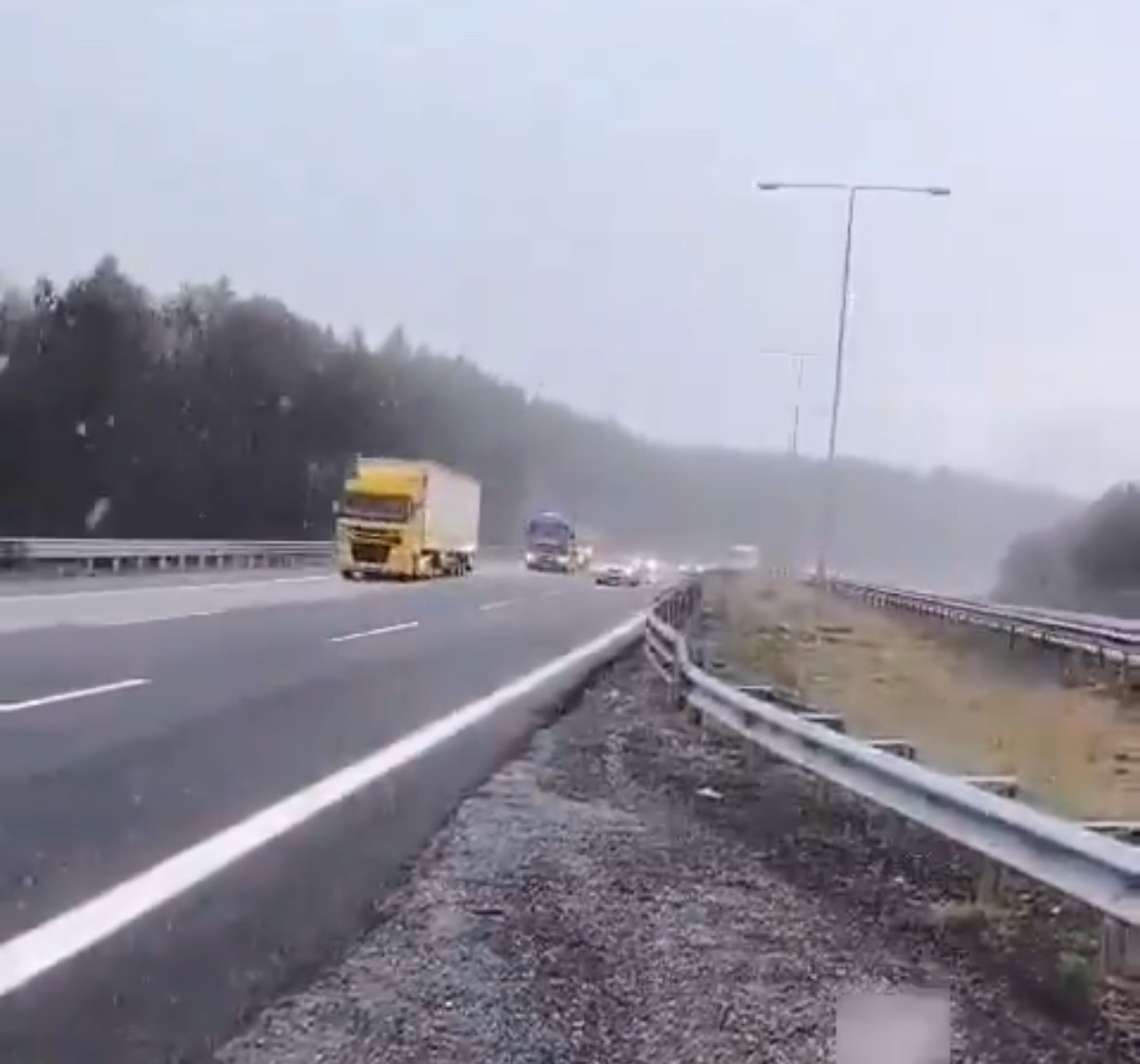 TEM OTOYOLU’NUN BOLU GEÇİŞİNDE, GEREDE İLÇESİ CANKURTARAN MEVKİİNDE KAR YAĞIŞI BAŞLADI. SABAH...