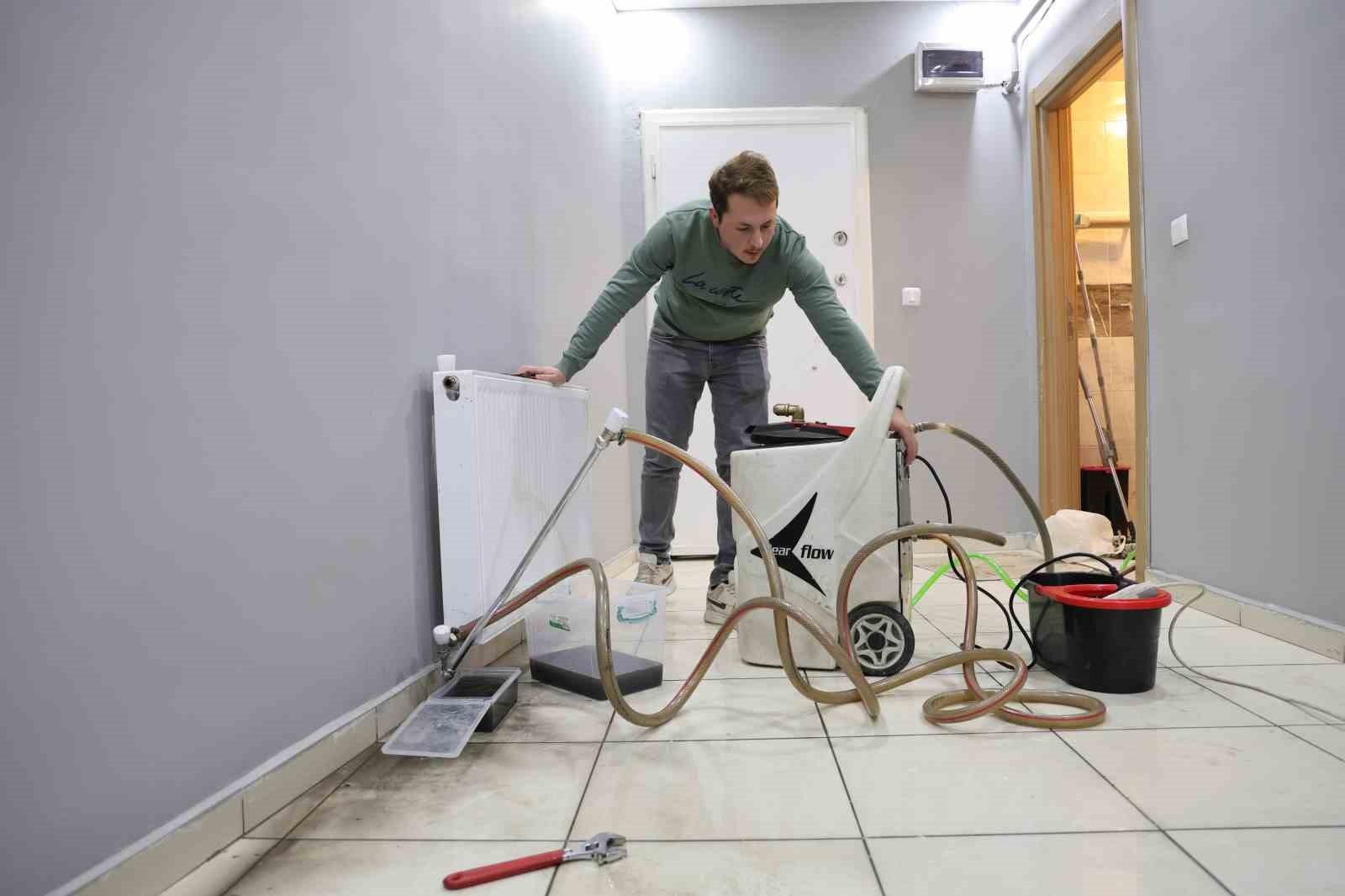 TEMİZLİK SIRASINDA PETEKLERDEN PETROL GİBİ KOYU BİR KİR ÇIKTIĞI GÖRÜLÜRKEN TESİSATÇI YILMAZ DA, BU...