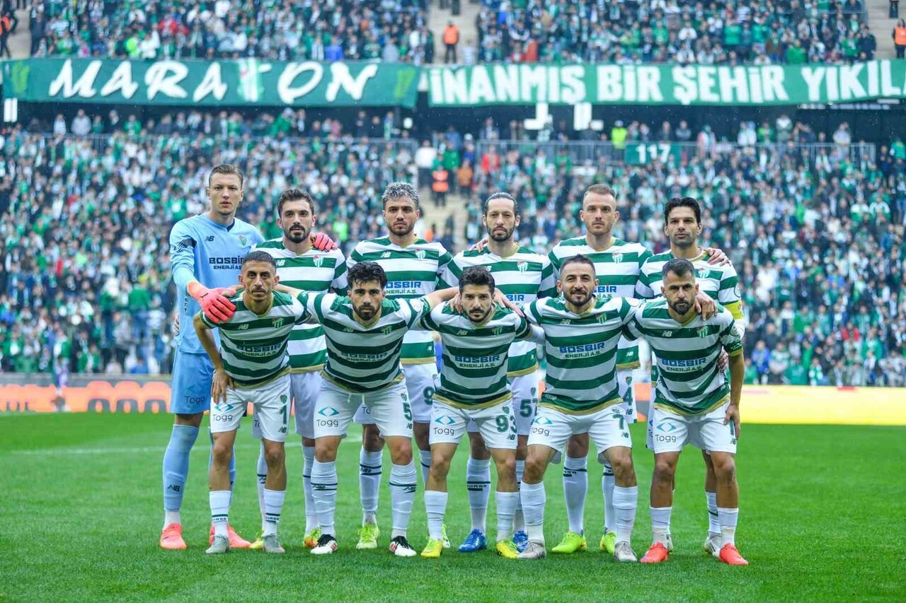 TFF 2. LİG’İN 13. HAFTASINDA MATLI STADYUMU’NDA TARAFTARININ DESTEĞİNİ ARKASINA ALAN BURSASPOR...