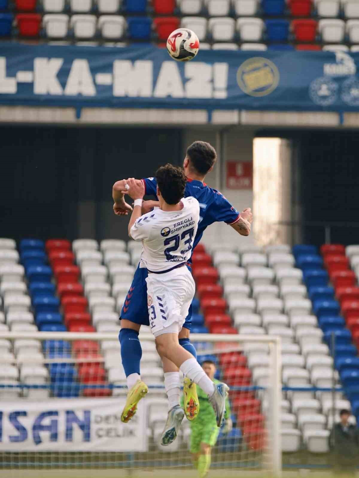 TFF 3.LİG 3.GRUP'TA MÜCADELE EDEN KARABÜK İDMAN YURDU SPOR EVİNDE KARADENİZ EREĞLİ BELEDİYESPOR'A...