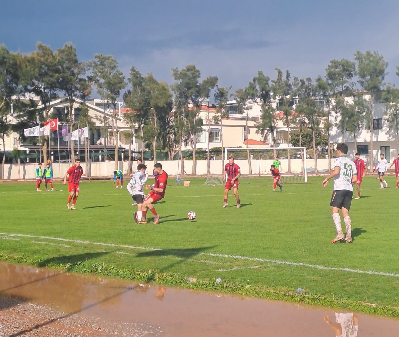 TFF 3.LİG 4. GRUPTA MÜCADELE EDEN SÖKE 1970 SPOR EVİNDE AĞIRLADIĞI BORNOVA 1877’Yİ GOLCÜSÜ İSA’NIN...