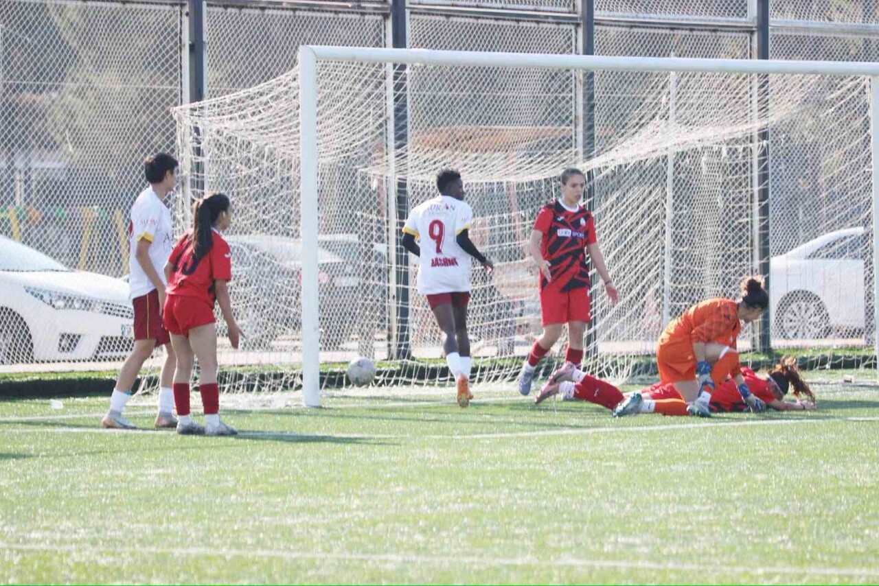 TFF KADINLAR 1. LİG A GRUBU EKİPLERİNDEN AURAN KAYSERİ KADIN FK, LİGİN 5. HAFTASINDA EVİNDE...