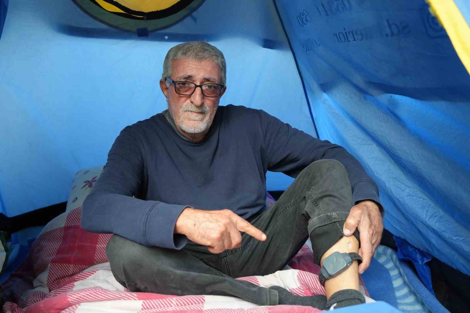 TİLİF, AYRICA YAŞADIĞI TRAVMAYI UNUTMAMAK VE SESİNİ DUYURMAK İÇİN ÇADIRININ ARKASINDAKİ DUVARA...