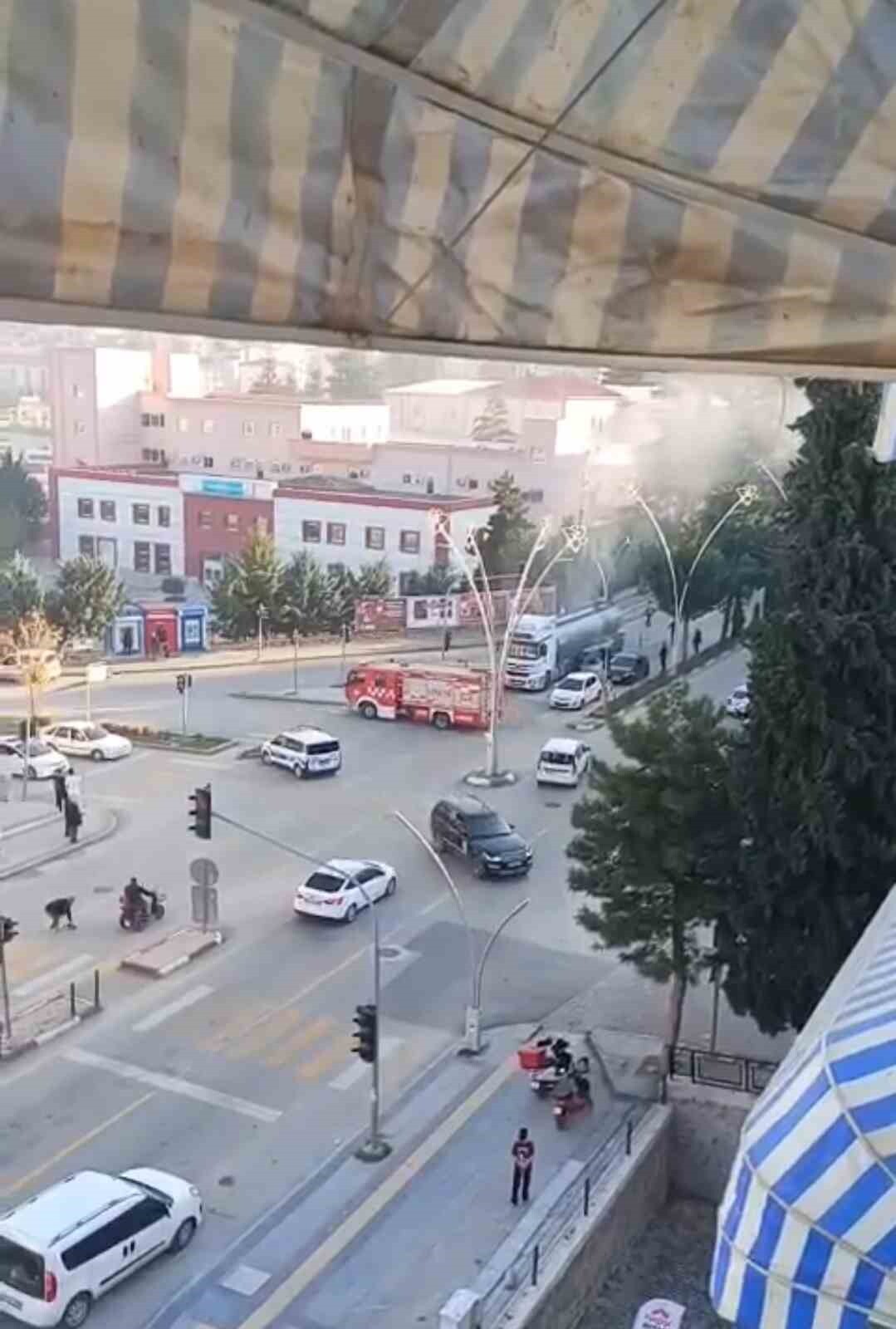 TOKAT'TA KİMYASAL MADDE TAŞIYAN TIR, KIRMIZI IŞIKTA BEKLERKEN BALATALARIN AŞIRI ISINMASI SONUCU...