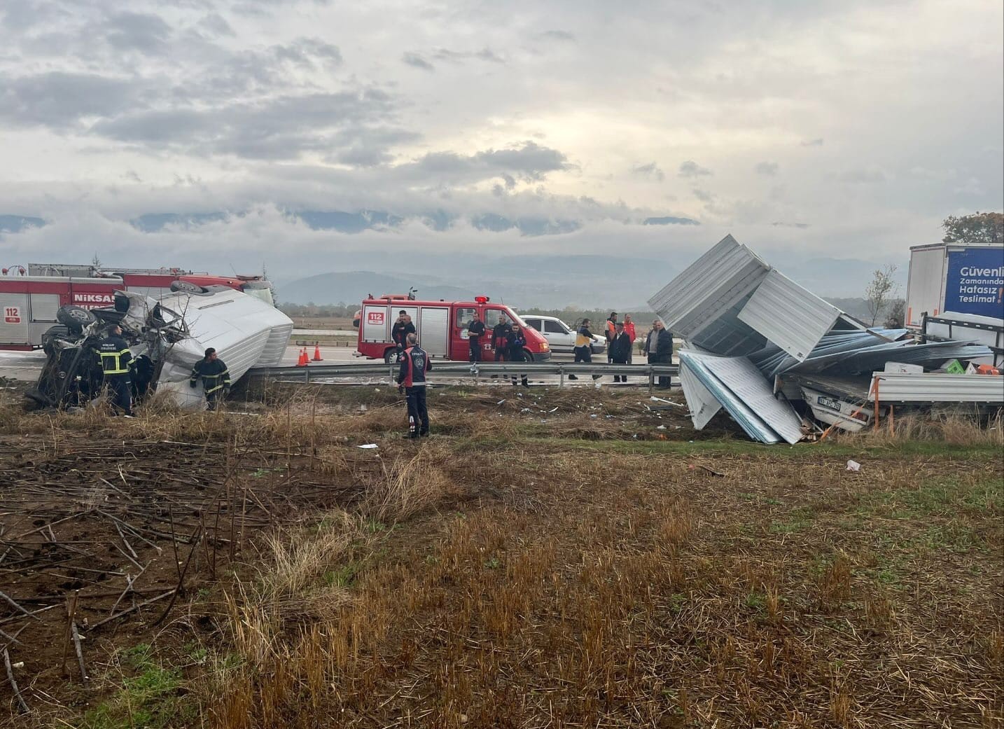 TOKAT'TA YAPI MALZEMESİ YÜKLÜ KAMYONETE ÇARPAN MİNİBÜSÜN SÜRÜCÜSÜ YARALANDI