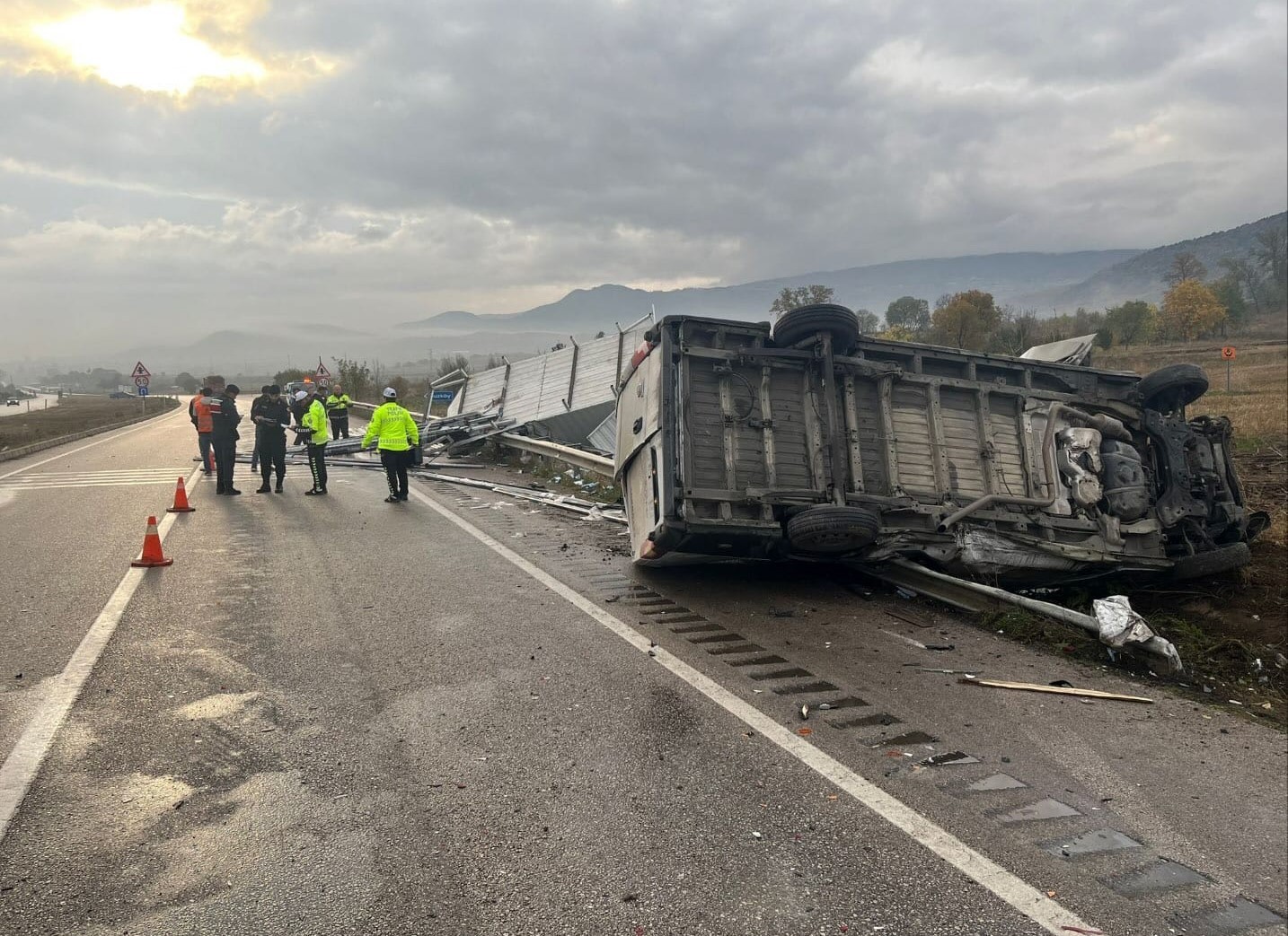 TOKAT'TA YAPI MALZEMESİ YÜKLÜ KAMYONETE ÇARPAN MİNİBÜSÜN SÜRÜCÜSÜ YARALANDI