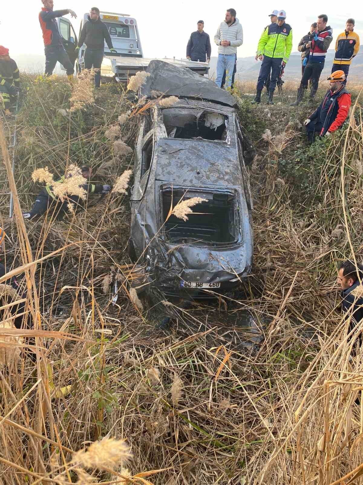 TOKAT (İHA) - TOKAT'IN NİKSAR İLÇESİNDE OTOMOBİLİN YOL KENARINDAKİ TARLAYA DEVRİLMESİ SONUCU İKİ...