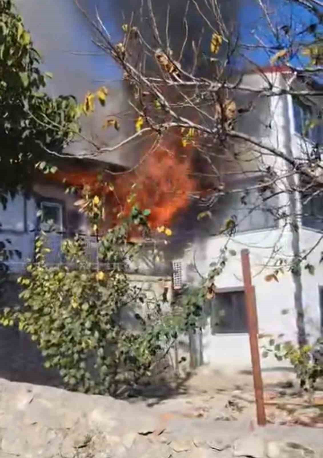 TOKAT’IN ARTOVA İLÇESİNDE BİR EVDE ÇIKAN YANGIN, İTFAİYE EKİPLERİNİN BİR SAATLİK MÜDAHALESİYLE...