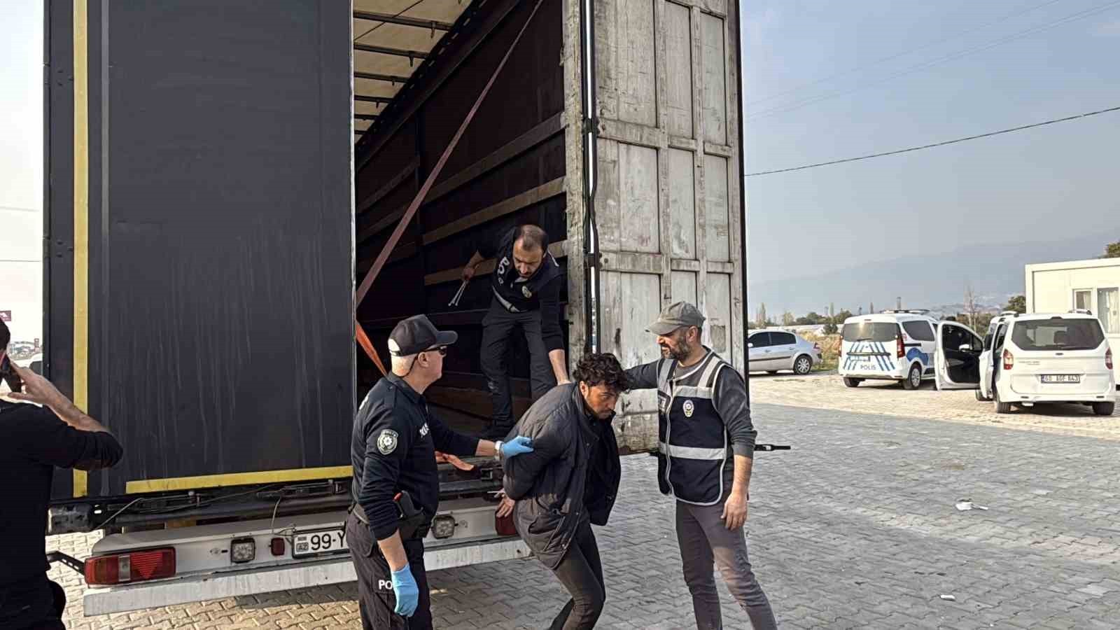 TOKAT’IN ERBAA İLÇESİNDE DURDURULAN BİR TIRDA 11 KAÇAK GÖÇMEN YAKALANDI.