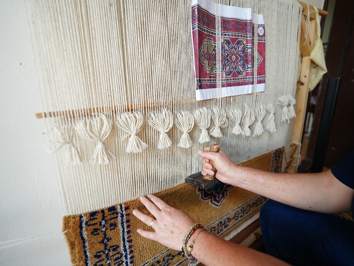 TRABZON'UN AKÇAABAT İLÇESİNDE BELEDİYE İLE HALK EĞİTİM MERKEZİ İŞ BİRLİĞİNDE YÜRÜTÜLEN HALI VE...