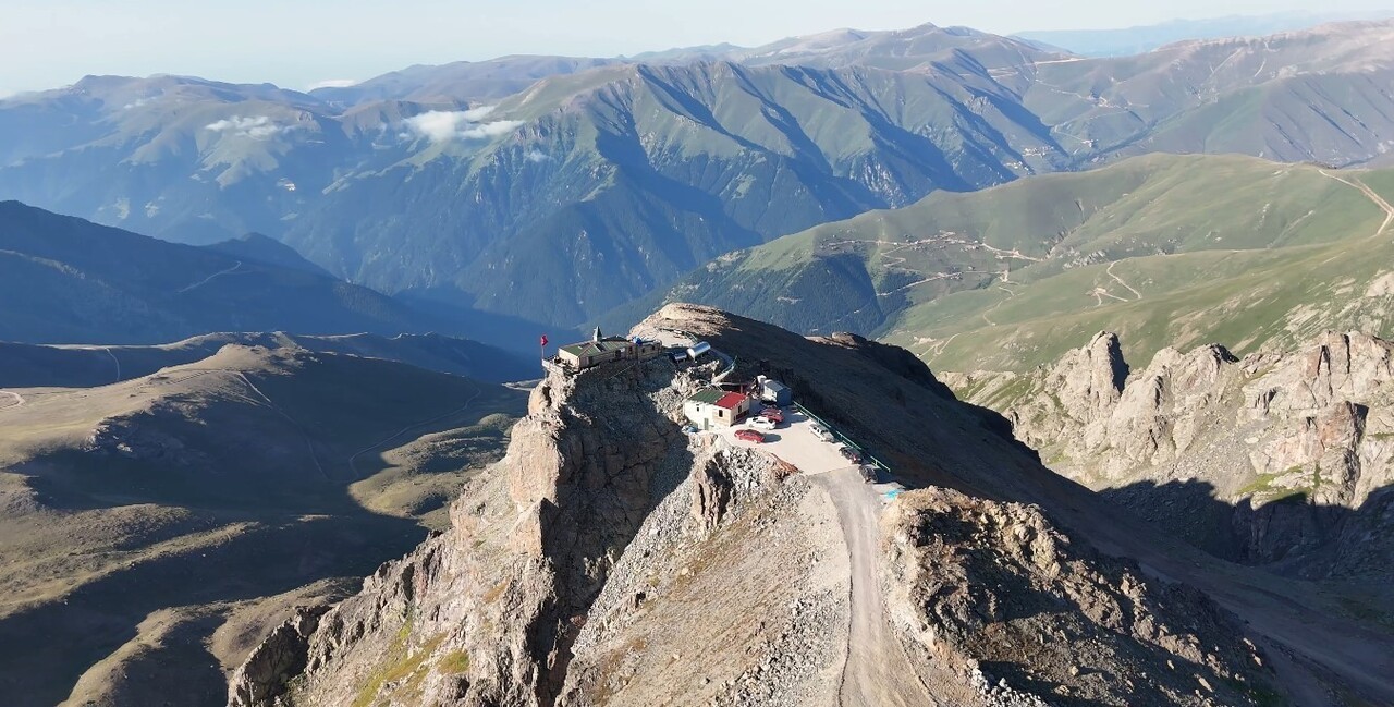 TRABZON-BAYBURT SINIRINDA, 3 BİN 100 RAKIMDA BULUNAN KIRKLAR DAĞI MESCİDİ, BU AKŞAM ÇIKAN YANGINDA...